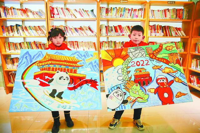 江苏省南通市的学生展示创作的冬奥会主题绘画.