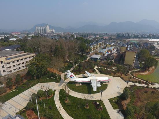 市民朋友可乘坐飞机,360度全景俯瞰建德主城区,新安江大坝,梅城三江口