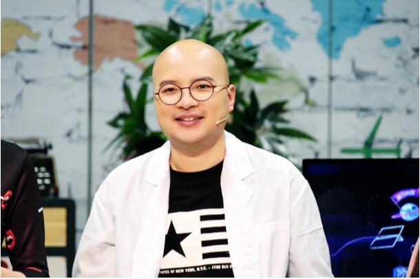 叫兽易小星开启"宅男"研究之旅 现场上演飞机大战