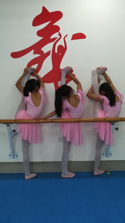 墙上耗腿 左右 各5分钟