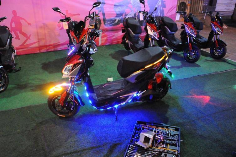 爱玛电动车怎么样,带你领略极客之夜