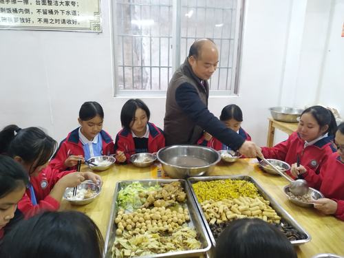 心系学子 寒冬送暖 ——港南三中开展"寒冬送温暖 真情暖人心 "活动