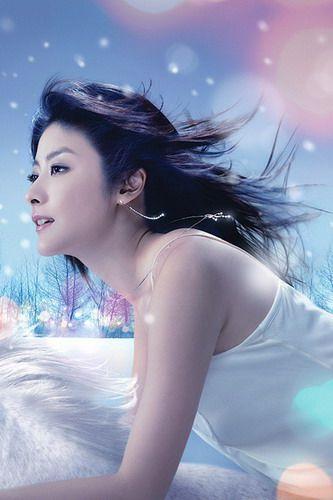 49岁陈慧琳五官紧致气质冷清一袭黑衣状态佳随手拍比大片还美