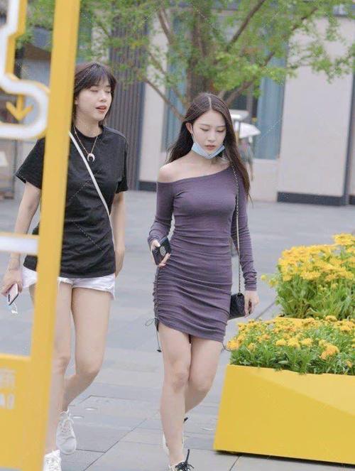 美女身穿单肩紫色连衣裙,瞬间穿出时髦的高级感