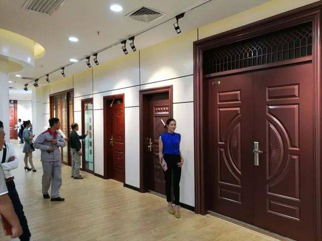 左右滑动查看样板门 广邑门业有限责任公司是广西最大规模的门企,其