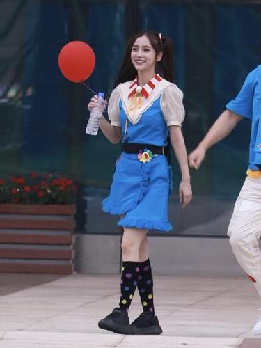 新一期《奔跑吧》baby和吴谨言同穿长筒袜媲美,各有千秋!