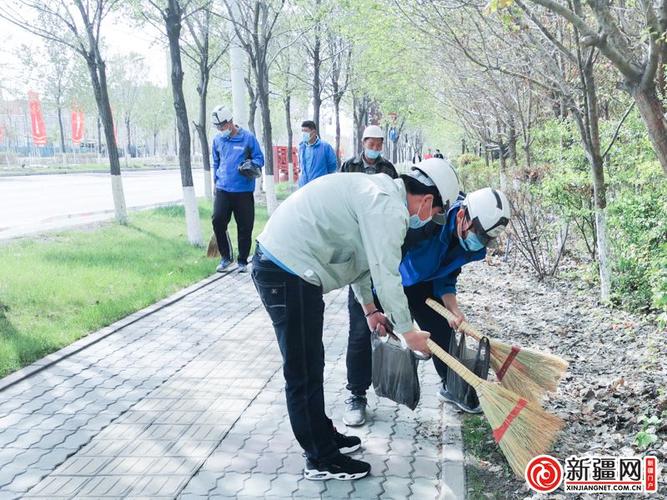 11,正扬路片区东站北社区工作人员清理垃圾