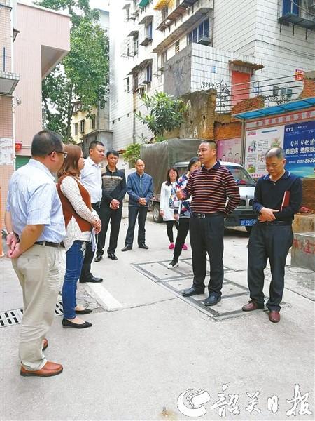 南雄市委常委,政法委书记张英宏(右二)深入社区调研综治工作.