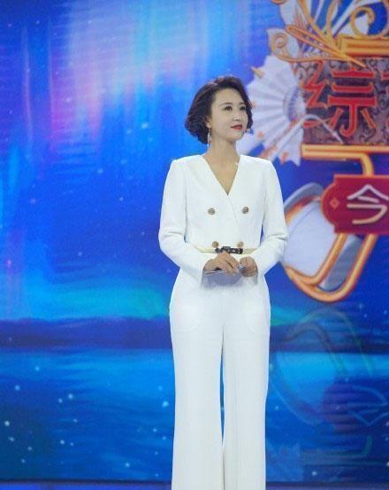 张蕾穿粉色缎面连衣裙凹凸感好强美得高级精致