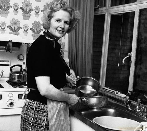 1975年2月4日,丈夫丹尼斯向当选为保守党领袖的撒切尔夫人献上一个
