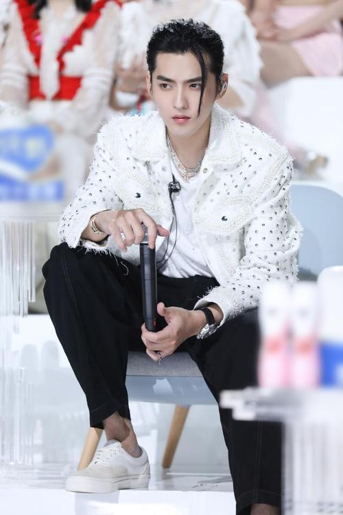 吴亦凡"痞帅风"亮相综艺节目,长发梳起垂下一缕刘海