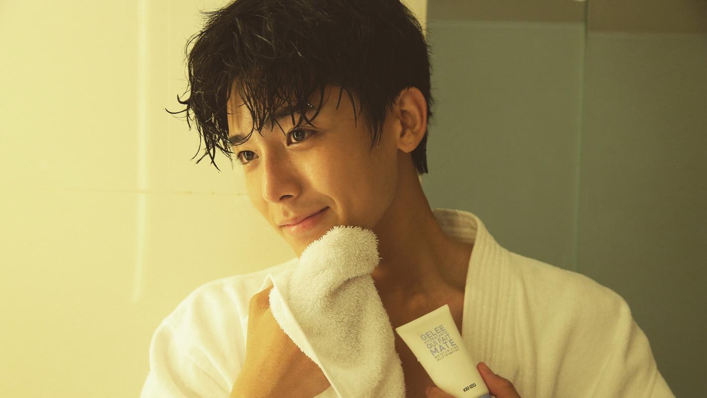 侯明昊浴室高清帅气写真图片桌面壁纸