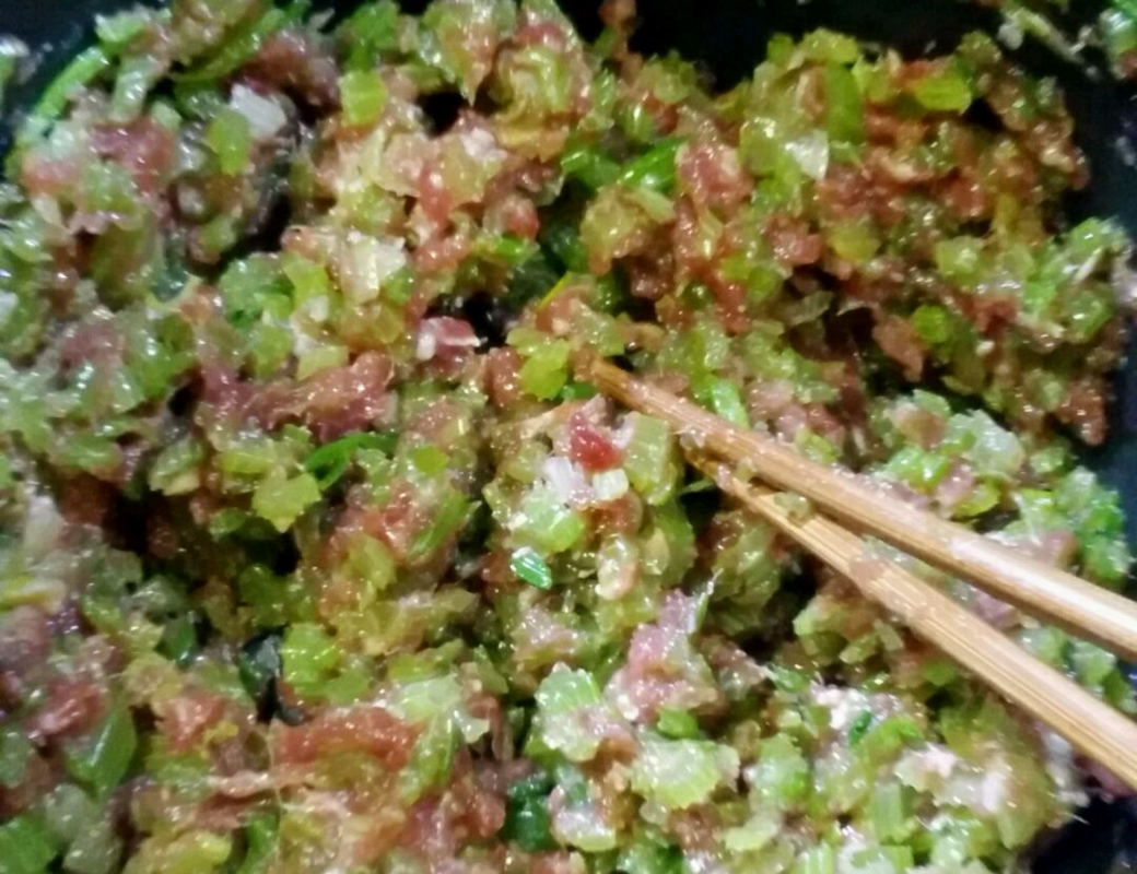 芹菜猪肉饺子,怎样调馅好吃?大厨教你小妙招,芹菜更绿,更入味
