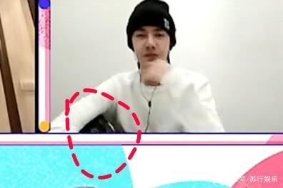 "云时间"王一博穿睡裤出镜!腿放凳子上像大爷,睡裤的