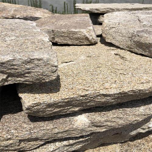 自然面虎皮黄碎拼石材园林人行道地面乱型石不规则毛片石挡土墙毛石