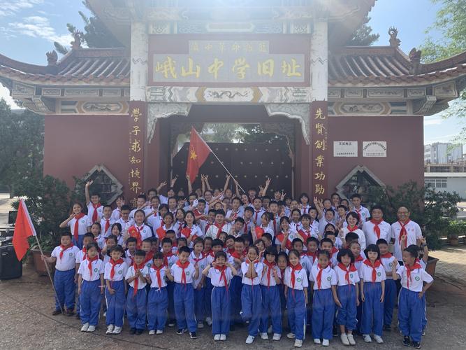 峨山县双江小学开展"庆六一,学先锋----迎接少代会,争做好队员"主题