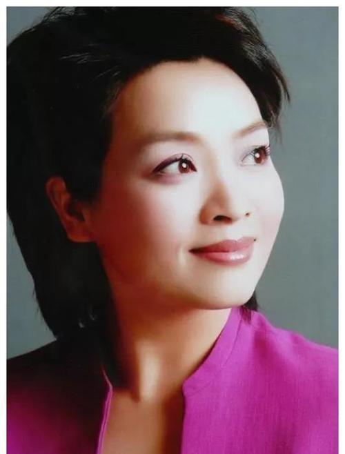 央视主持人章伟秋出身于绘画世家结婚多年夫妻恩爱生活幸福