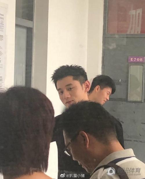 张继科天津科技大学毕业答辩引围观 被赞:神仙侧颜