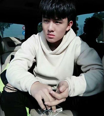  p>郑伟,2000年12月18日出生于北京市,中国内地影视男演员,就读于南京