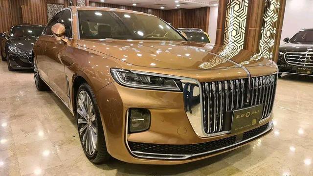 红旗h9,不仅增加了最新的车内氛围灯,而且还采用了最新的土豪金色内饰