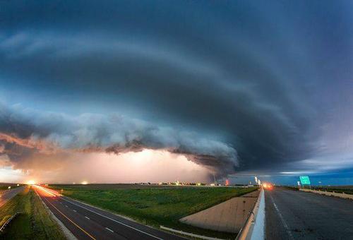 绝美超级雷暴画风炫酷!龙卷风走廊,闪电球撞击地面堪比电影大片