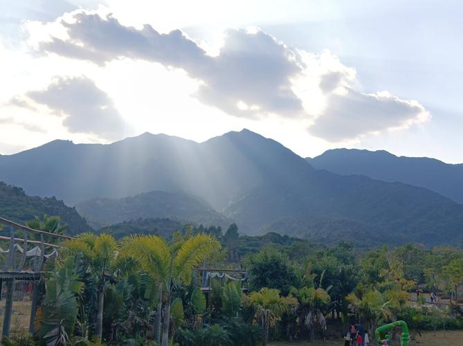 罗浮山山顶的佛云,将阳光拉成线条,撒向巍巍的山峦.