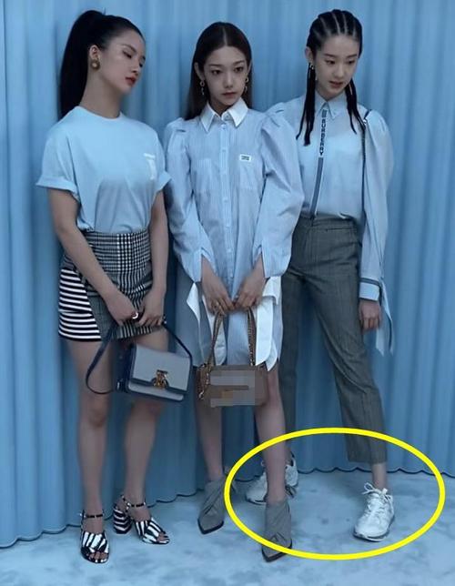 硬糖少女拍照都前后脚站张艺凡迈的步子却很大原因很让人暖心