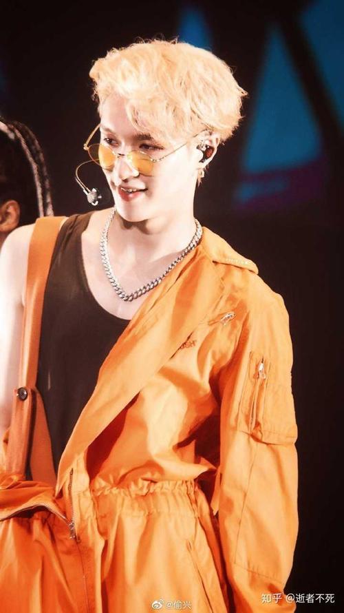 比如偶练合作舞台《mask》著名的张艺兴"死亡凝视".