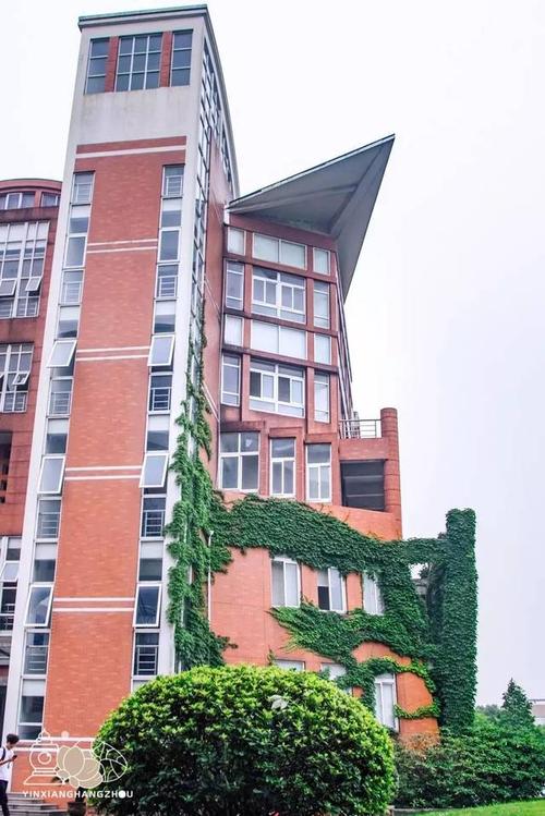 翔宇楼地下室还有一个小餐厅,早中晚都提供饭,晚上要6点才开餐,不