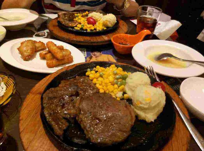 去吃西餐,服务员会端来两杯柠檬水,一杯喝,一杯洗手,别搞错!