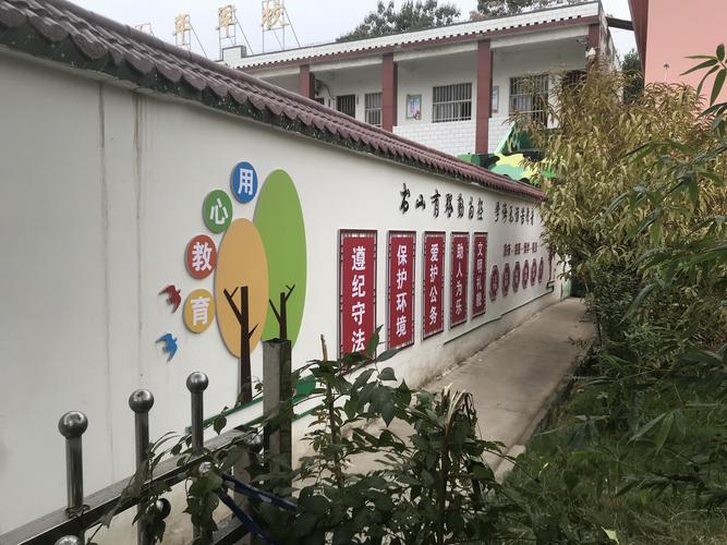 校门口两边的文化墙蕴含了书香气息