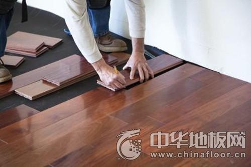 维修保养也比较方便,地板不容易出现起拱,变形,但是这种地板铺装方法