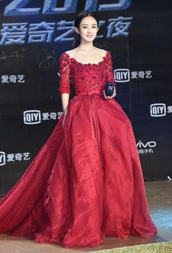 赵丽颖美得不像话,红色露肩裙妖艳娇美,身材真苗条,太