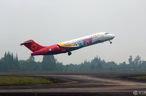中国国产喷气式支线飞机arj21亮相四川航展并进行展示飞行