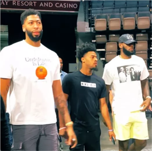 三状元合体:浓眉哥,霍华德身高抢镜,詹姆斯被衬得像"小弟"!