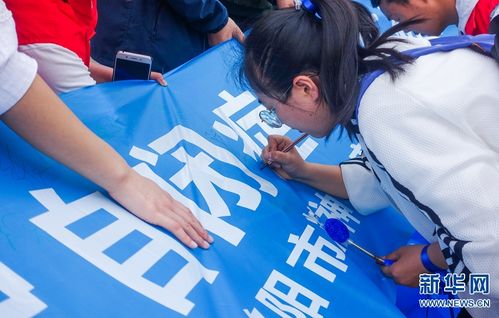 在洛阳凯旋广场通过公益演出,接力蓝丝带,亲子活动,自闭症知识宣讲等