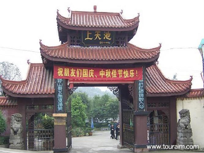 歌乐山:荒芜矿区造天池