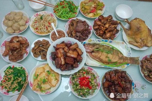 每人对生活都有不同的理解与感悟,农村的年夜饭虽简单却包含了生活的