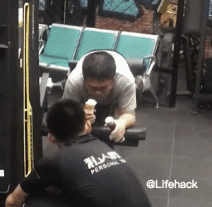 一上课你就能听到他浪的声音▼你想增肌我可以理解但这样硬上大重量