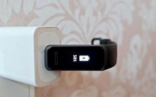 是一款性价比非常不错的智能手环,不少朋友不清楚怎么给华为手环4充电