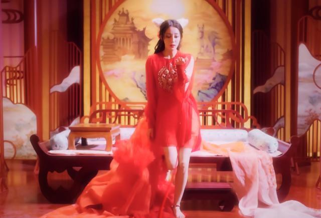 "最美小狐妖"迪丽热巴,红色流苏长袍尽显魅惑,小凤九又回来啦