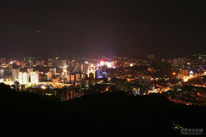 小高山上夕阳西下的奥迪a4l