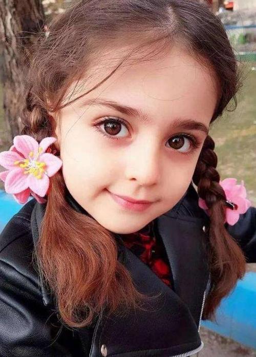 这大大的眼睛,长长的睫毛,可爱的笑容,真的是太迷人了!