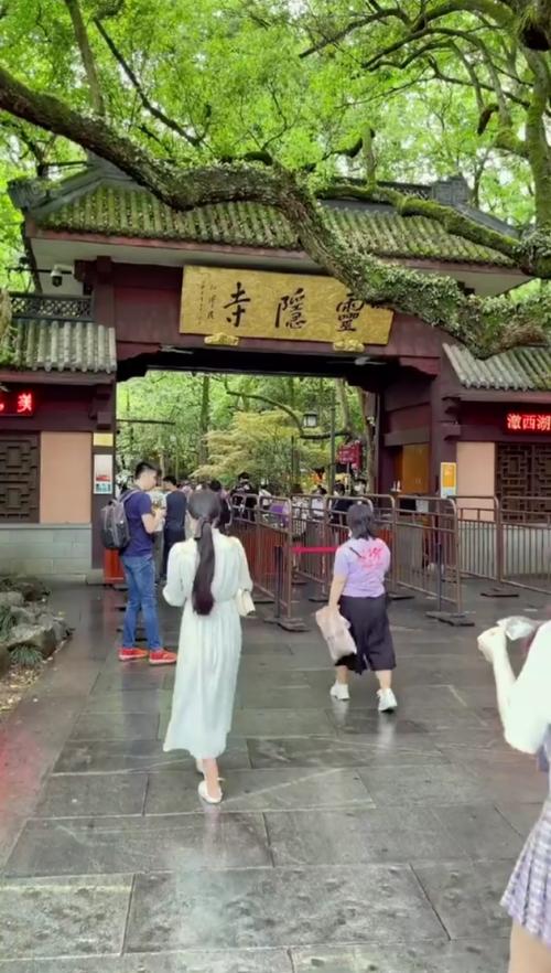 杭州灵隐寺有一副这样的对联:人生哪能多如意,万事只求半称心.-度小视