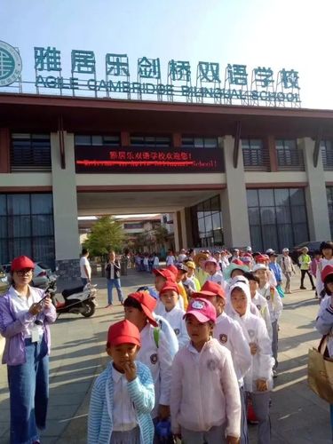 雅乐校园小雅士和春天有个约会雅居乐双语学校学生户外采摘活动