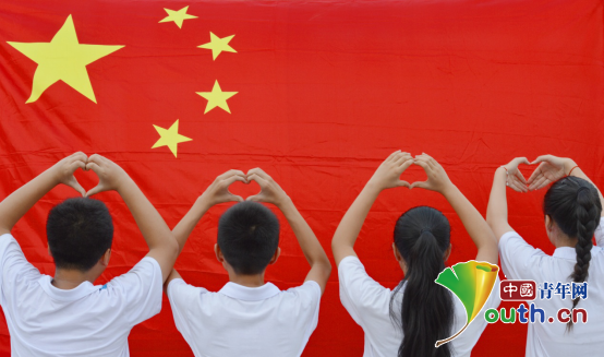 图为融水县民族中学的孩子们与国旗合影.西北工业大学研支团 供图