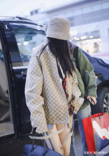 杨幂机场私服穿搭,白色露腰上衣搭配牛仔短裤,这双腿