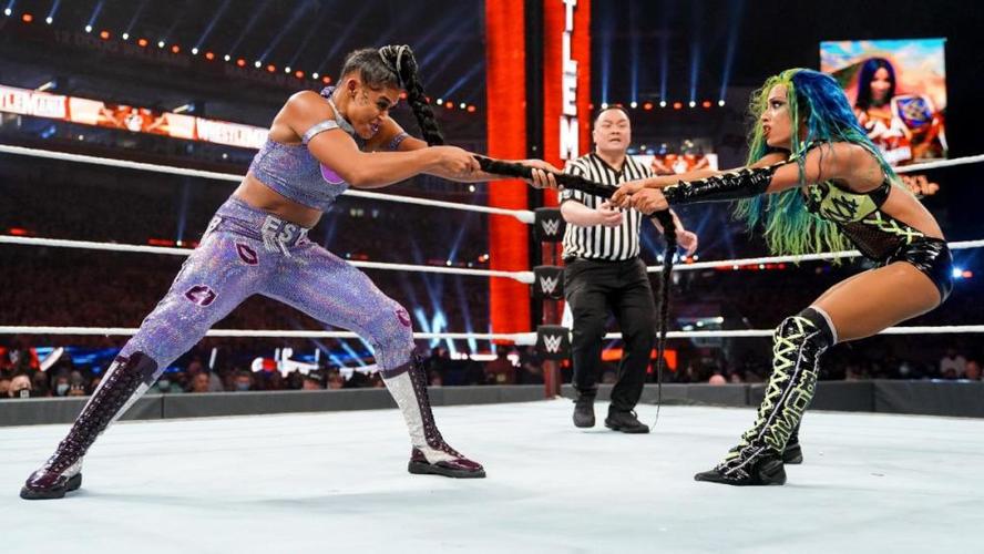wwe人间怪兽手撕钢铁牢笼,辫子姐摔角狂热首秀斩获女子冠军!