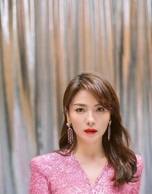 百里江戈 刘涛的头发并没有很长,但是却给人一种刚刚好的感觉,既能