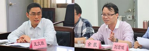 座谈会上,王文胜和余凯两位老师结合个人班主任工作经验先后发言.